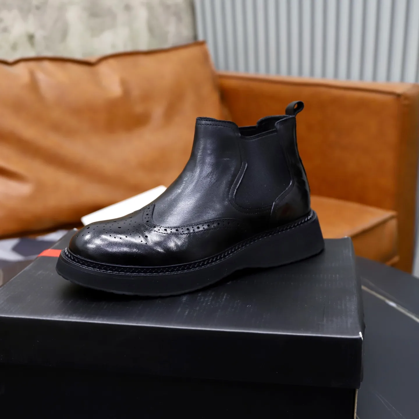 Ex-factory price: 680💰🙅‍♂️🙅‍♂️🙅‍♂️Fellow lining Cowhide lining Brand: PRADA Standard code: 38-44 (45 customized) Grade: Same style as the official website Material: Original high-grade cowhide surface Comfortable velvet lining Cowhide lining optional Non-slip soft wear-resistant outsole Style category: Men's fashionable casual boots Distinguished luxury brand elements Top luxury color: actual picture color